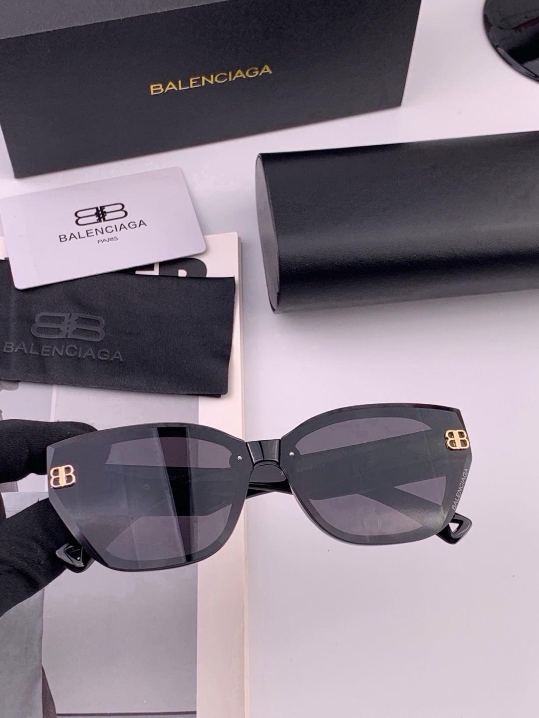 小红书超火🔥的一款墨镜BALENCIAGA巴黎世家 春夏新款太阳镜 镜腿金属双B字母logo设计让人一眼爱上 超级百搭造