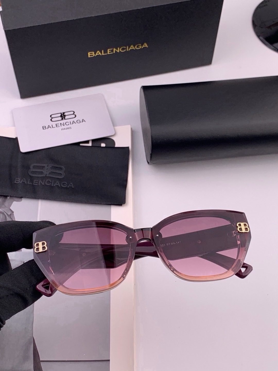 小红书超火🔥的一款墨镜BALENCIAGA巴黎世家 春夏新款太阳镜 镜腿金属双B字母logo设计让人一眼爱上 超级百搭造