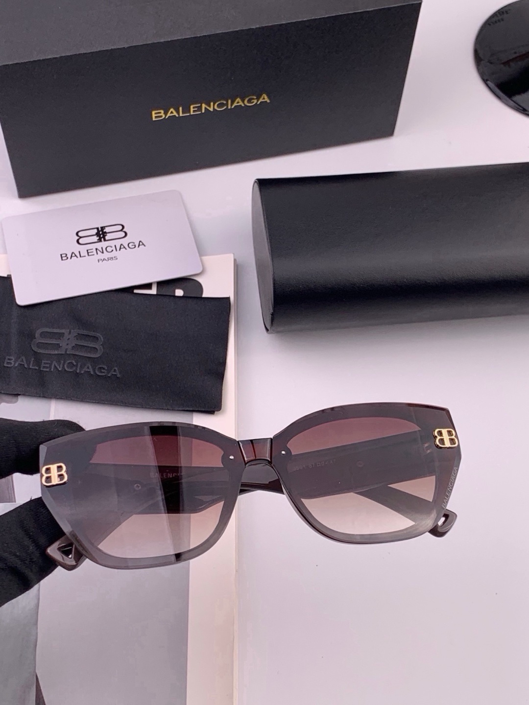 小红书超火🔥的一款墨镜BALENCIAGA巴黎世家 春夏新款太阳镜 镜腿金属双B字母logo设计让人一眼爱上 超级百搭造