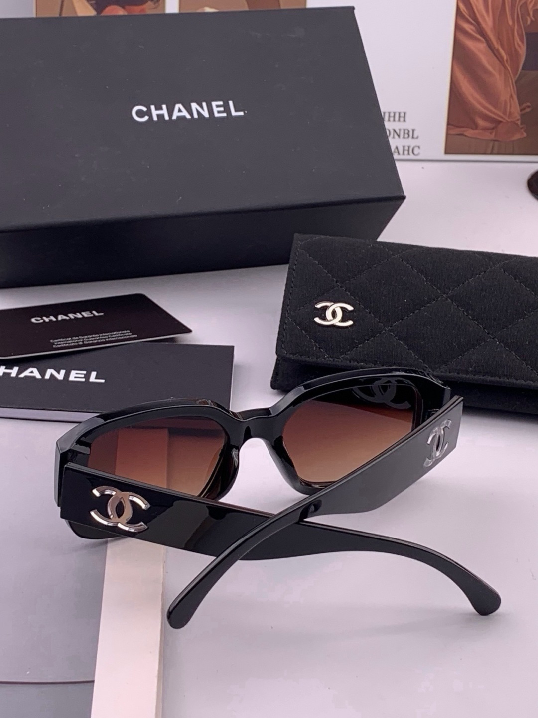 Chanel太阳镜墨镜  经典的方框设计，不挑脸型，无论搭配大衣还是连衣裙都非常显气质太阳镜预防紫外线  型号：CH76