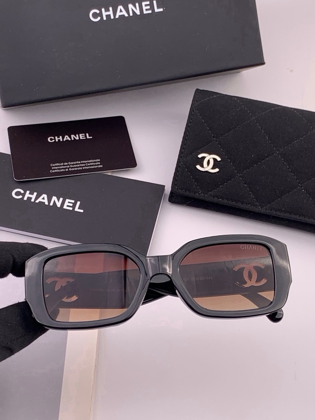 Chanel太阳镜墨镜  经典的方框设计，不挑脸型，无论搭配大衣还是连衣裙都非常显气质太阳镜预防紫外线  型号：CH76