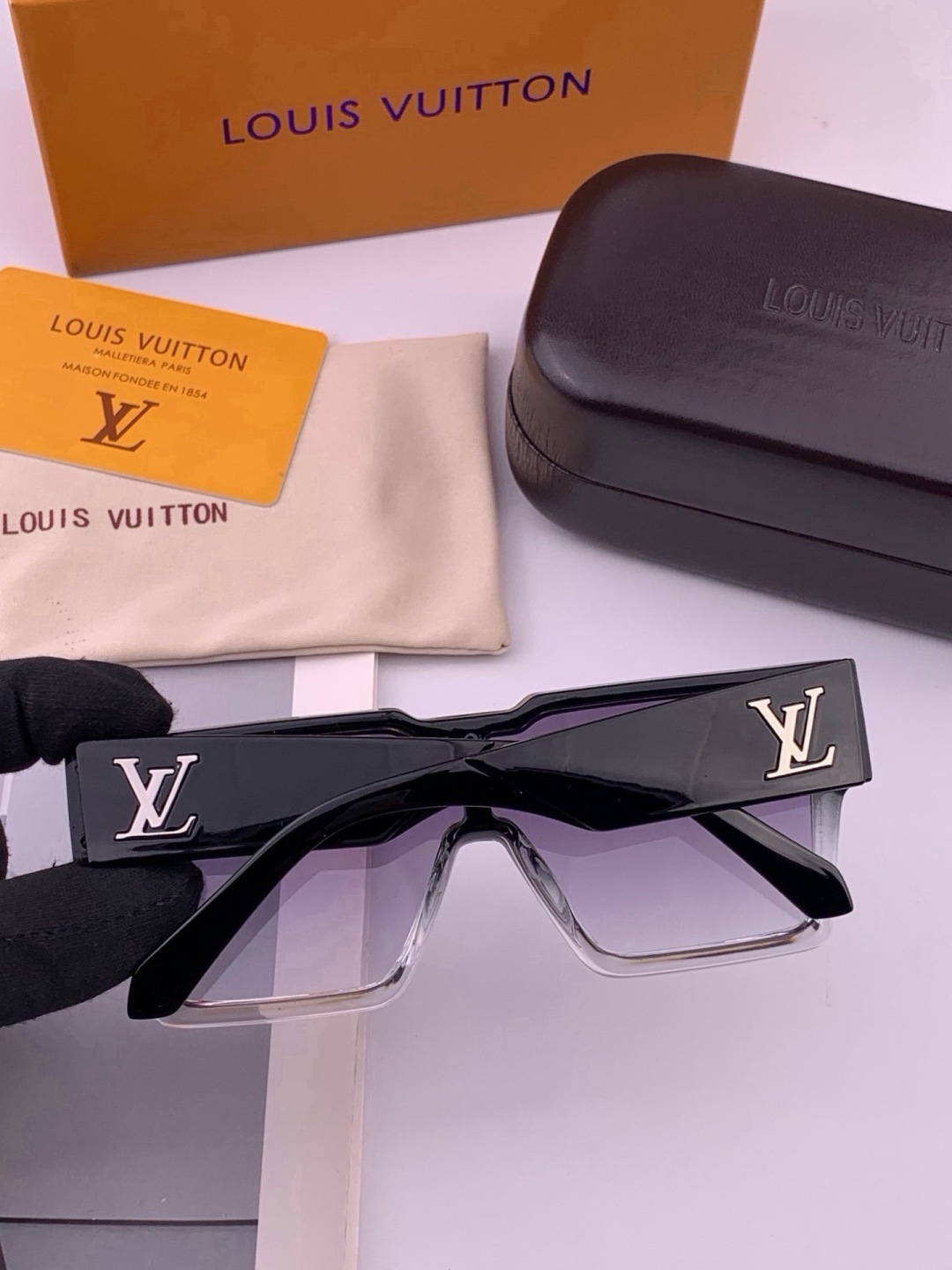 LV 新款女士方框太阳眼镜 开车墨镜 新款太阳镜  时尚大方 舒适轻盈 精致奢华 超轻 型号：L7600