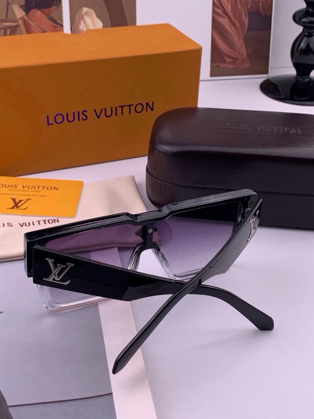 LV 新款女士方框太阳眼镜 开车墨镜 新款太阳镜  时尚大方 舒适轻盈 精致奢华 超轻 型号：L7600