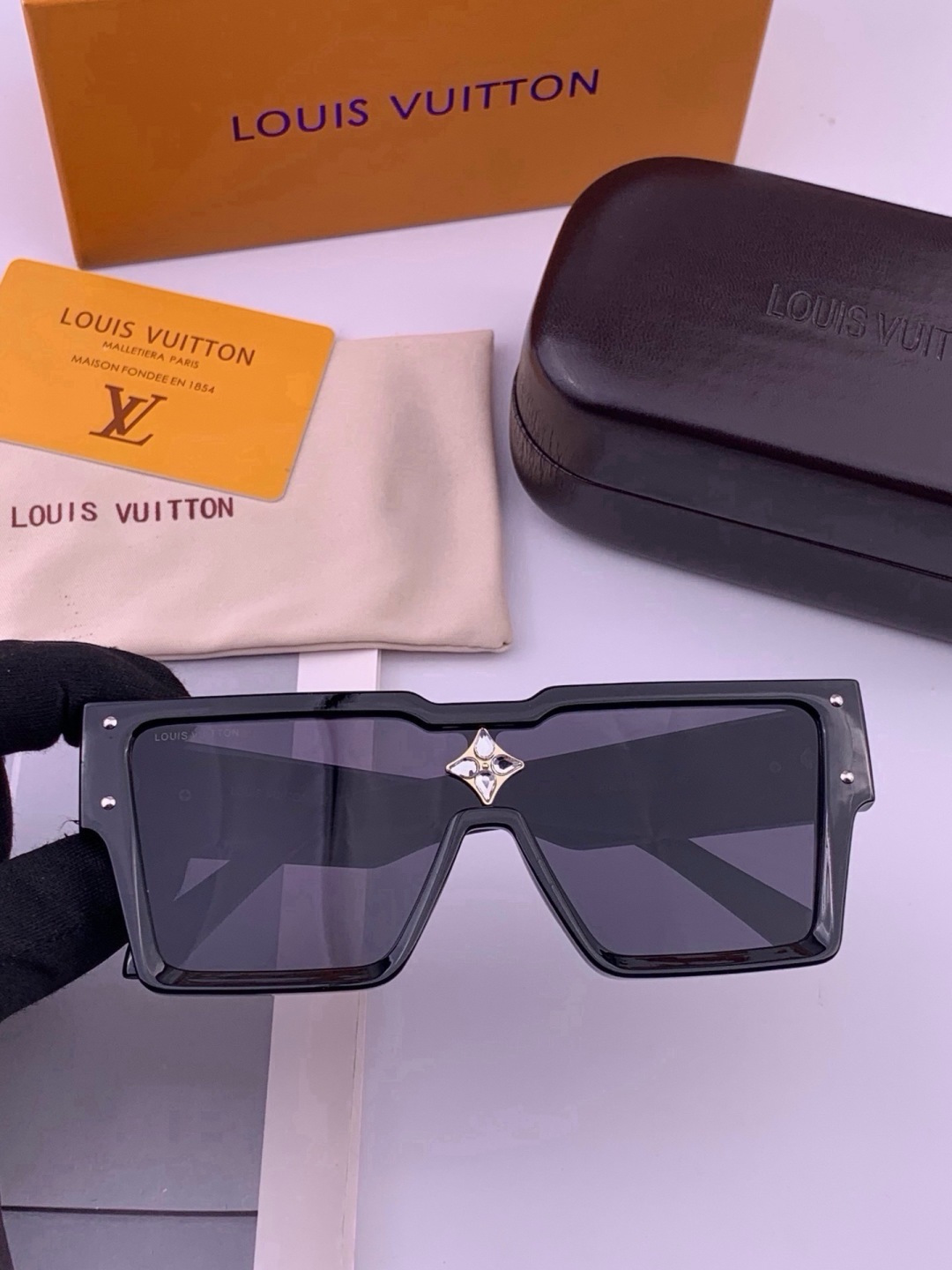 LV 新款女士方框太阳眼镜 开车墨镜 新款太阳镜  时尚大方 舒适轻盈 精致奢华 超轻 型号：L7600
