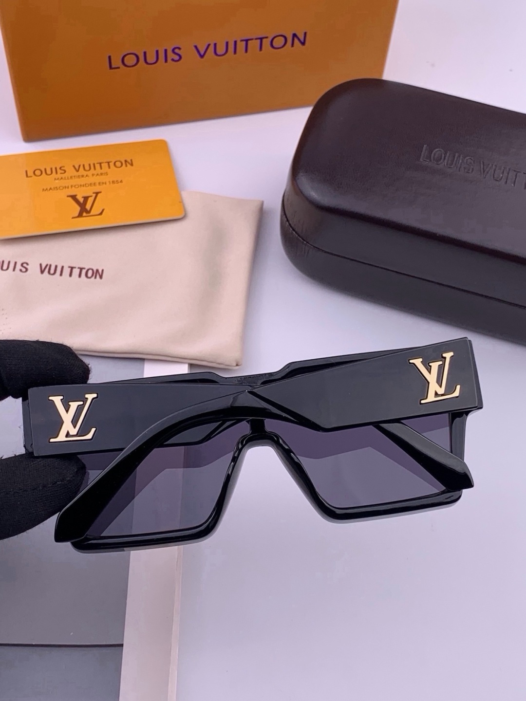 LV 新款女士方框太阳眼镜 开车墨镜 新款太阳镜  时尚大方 舒适轻盈 精致奢华 超轻 型号：L7600