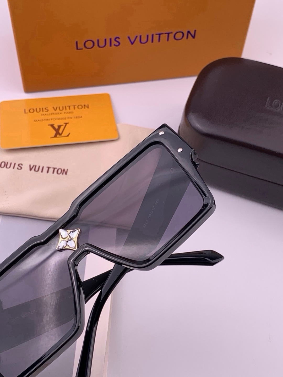 LV 新款女士方框太阳眼镜 开车墨镜 新款太阳镜  时尚大方 舒适轻盈 精致奢华 超轻 型号：L7600