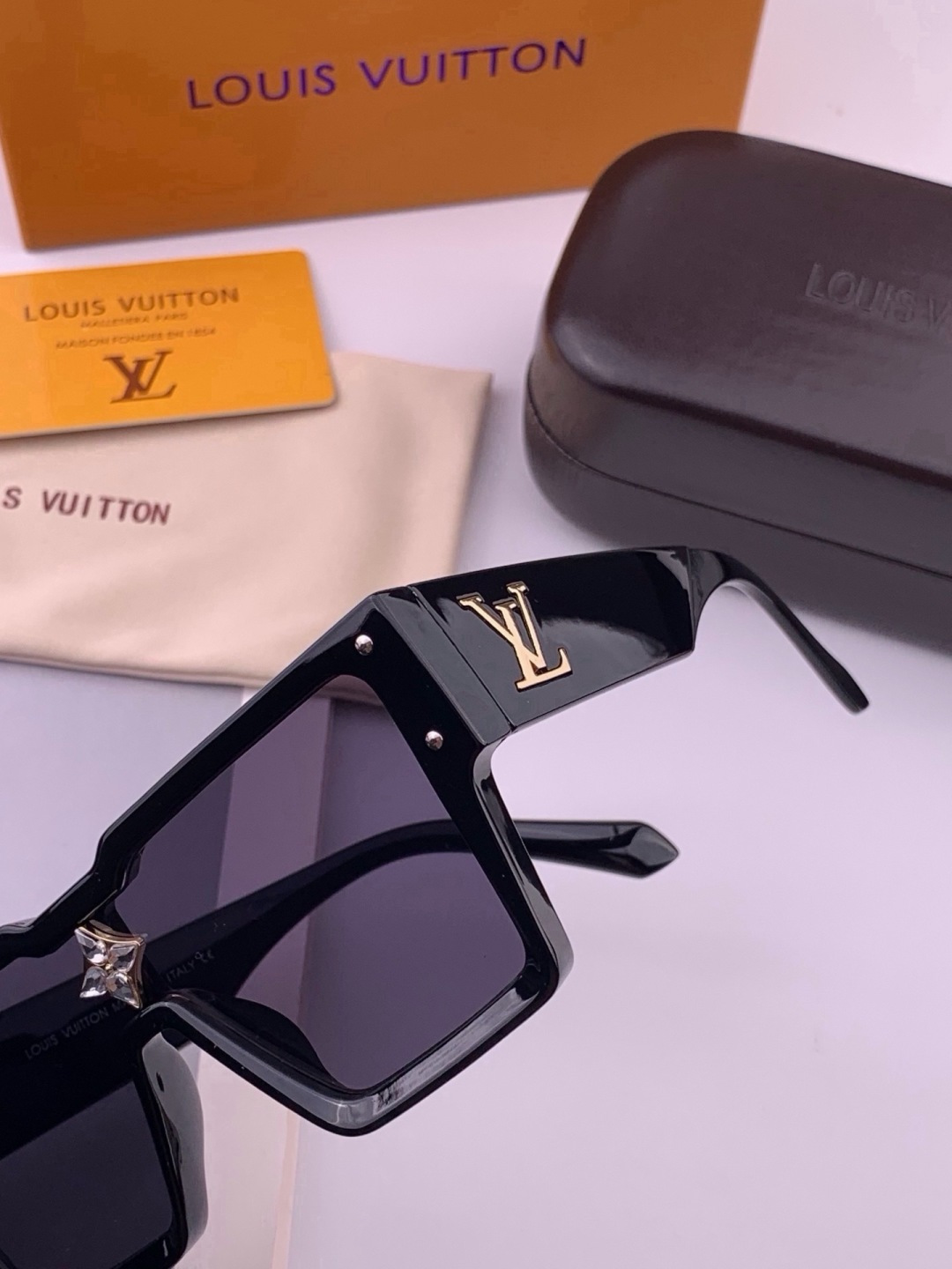 LV 新款女士方框太阳眼镜 开车墨镜 新款太阳镜  时尚大方 舒适轻盈 精致奢华 超轻 型号：L7600