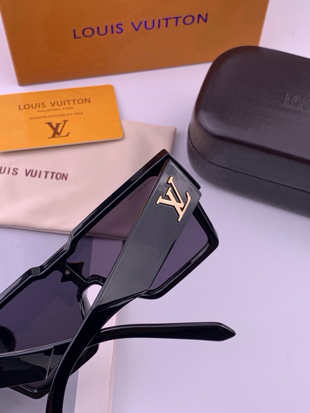 LV 新款女士方框太阳眼镜 开车墨镜 新款太阳镜  时尚大方 舒适轻盈 精致奢华 超轻 型号：L7600