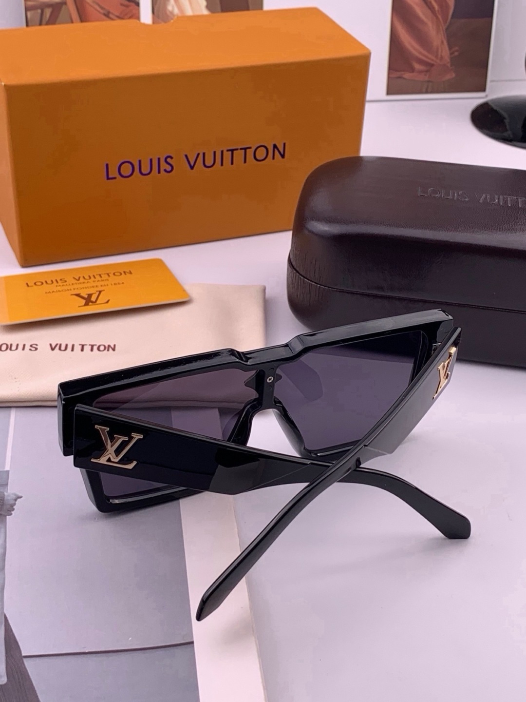 LV 新款女士方框太阳眼镜 开车墨镜 新款太阳镜  时尚大方 舒适轻盈 精致奢华 超轻 型号：L7600