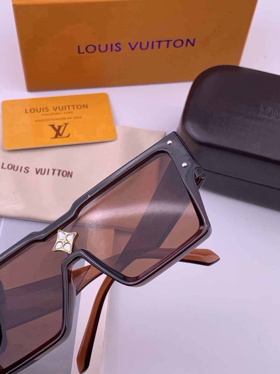 LV 新款女士方框太阳眼镜 开车墨镜 新款太阳镜  时尚大方 舒适轻盈 精致奢华 超轻 型号：L7600