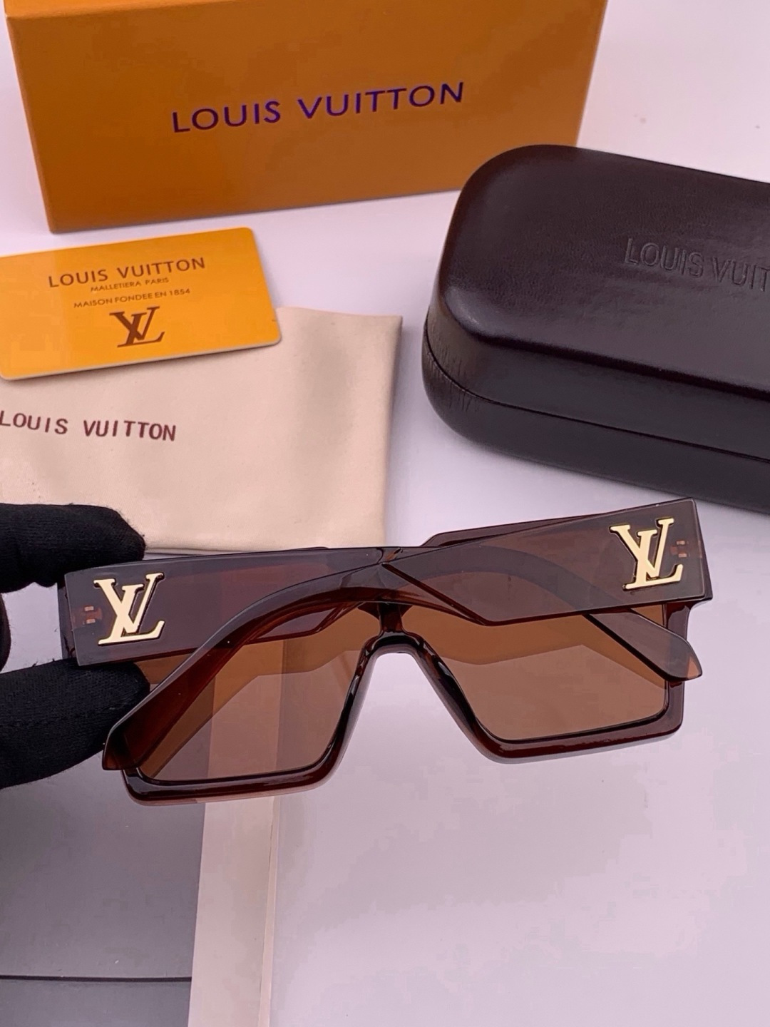 LV 新款女士方框太阳眼镜 开车墨镜 新款太阳镜  时尚大方 舒适轻盈 精致奢华 超轻 型号：L7600