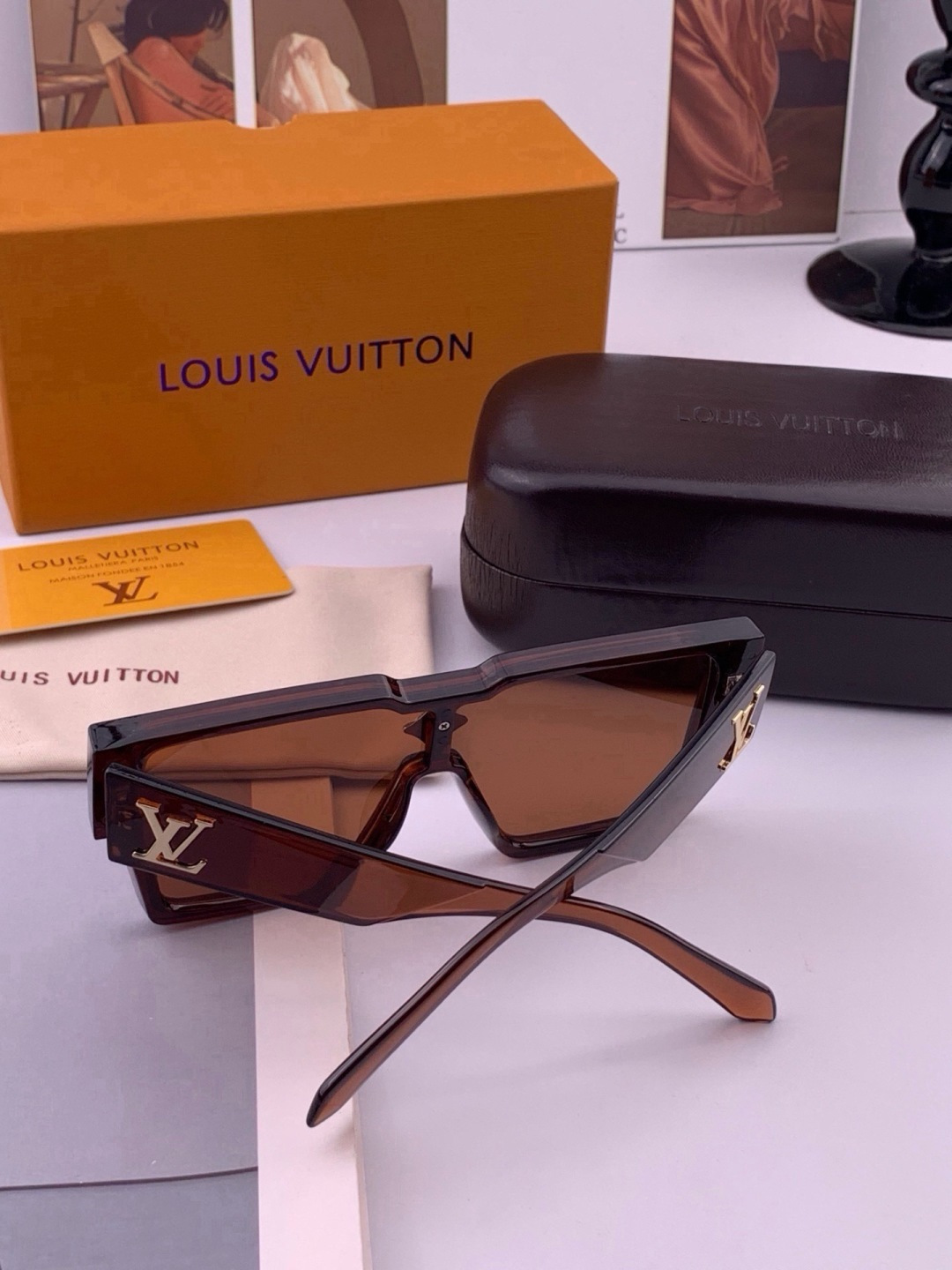 LV 新款女士方框太阳眼镜 开车墨镜 新款太阳镜  时尚大方 舒适轻盈 精致奢华 超轻 型号：L7600