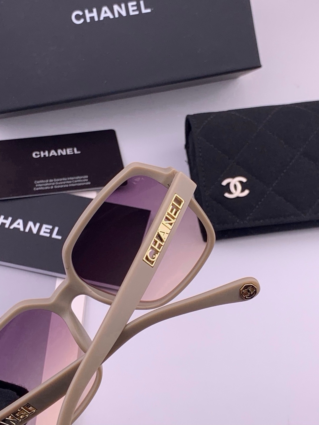 新品CHANEL 香奈儿太阳镜以独特魅力和前卫风格诠释春夏最新眼镜，质感超好佩带舒适 型号：CH27002