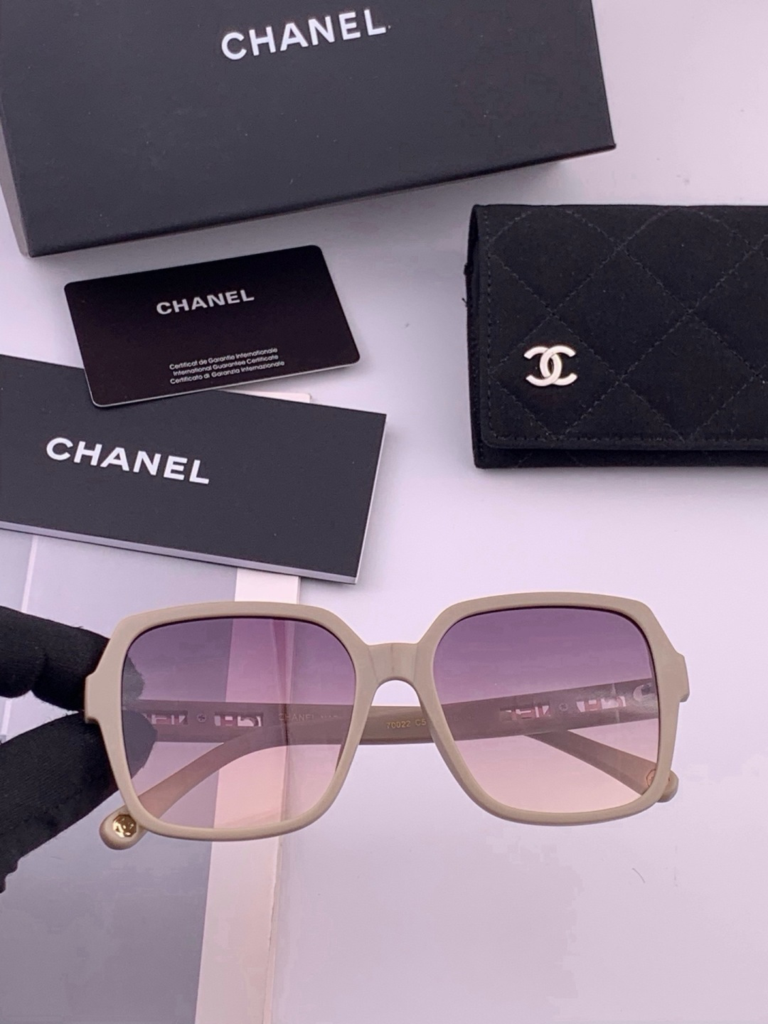 新品CHANEL 香奈儿太阳镜以独特魅力和前卫风格诠释春夏最新眼镜，质感超好佩带舒适 型号：CH27002