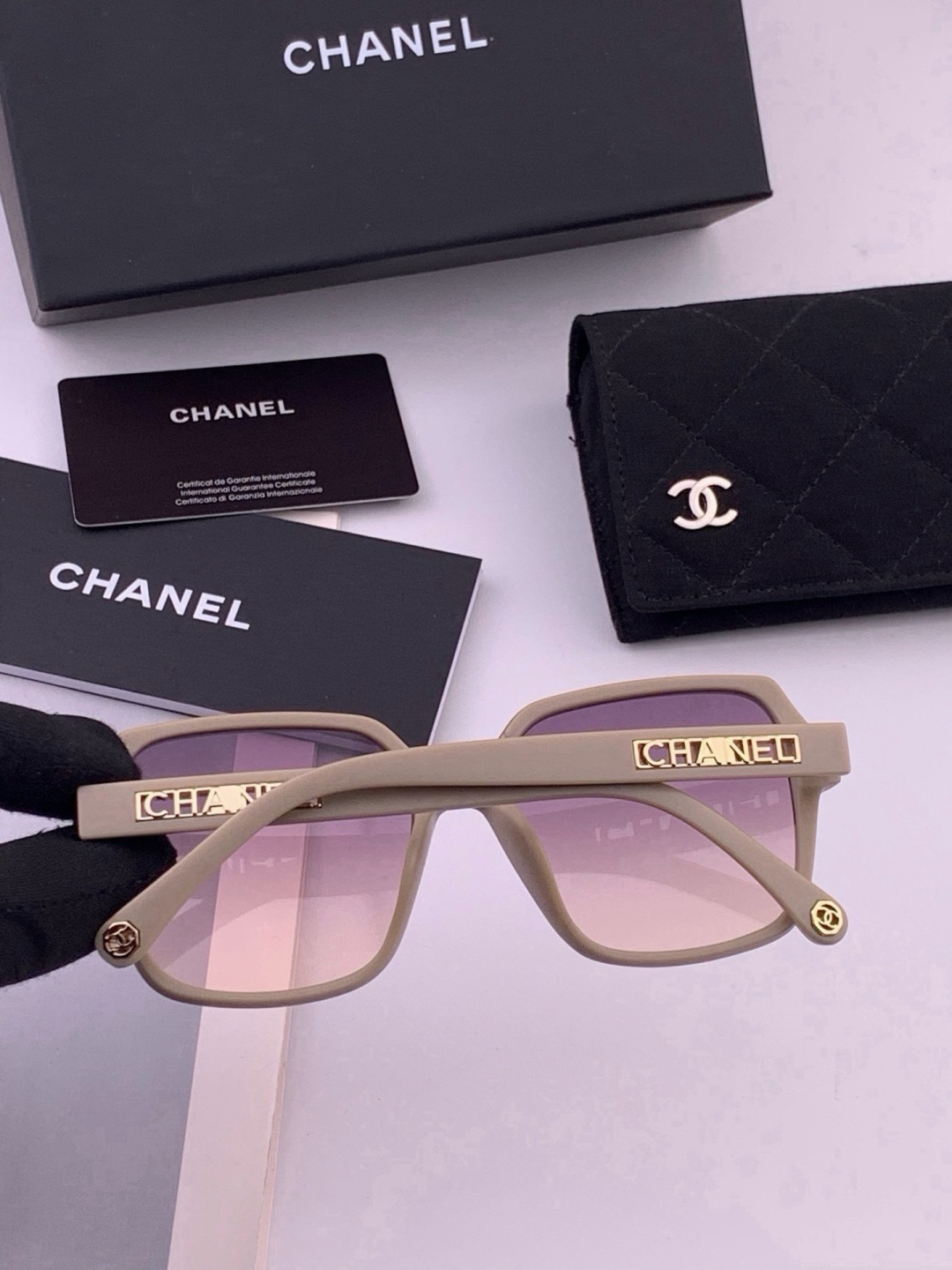 新品CHANEL 香奈儿太阳镜以独特魅力和前卫风格诠释春夏最新眼镜，质感超好佩带舒适 型号：CH27002