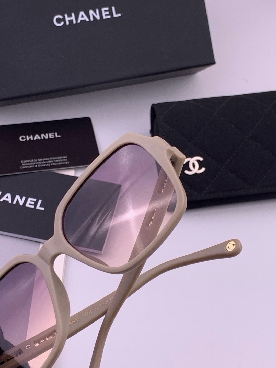 新品CHANEL 香奈儿太阳镜以独特魅力和前卫风格诠释春夏最新眼镜，质感超好佩带舒适 型号：CH27002