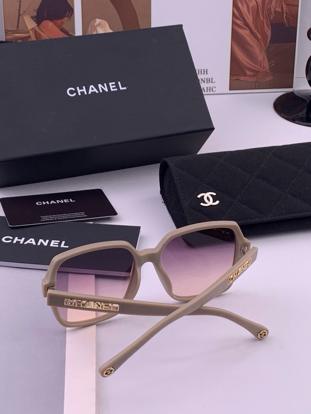 新品CHANEL 香奈儿太阳镜以独特魅力和前卫风格诠释春夏最新眼镜，质感超好佩带舒适 型号：CH27002