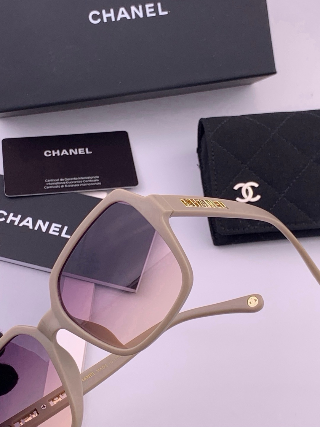 新品CHANEL 香奈儿太阳镜以独特魅力和前卫风格诠释春夏最新眼镜，质感超好佩带舒适 型号：CH27002