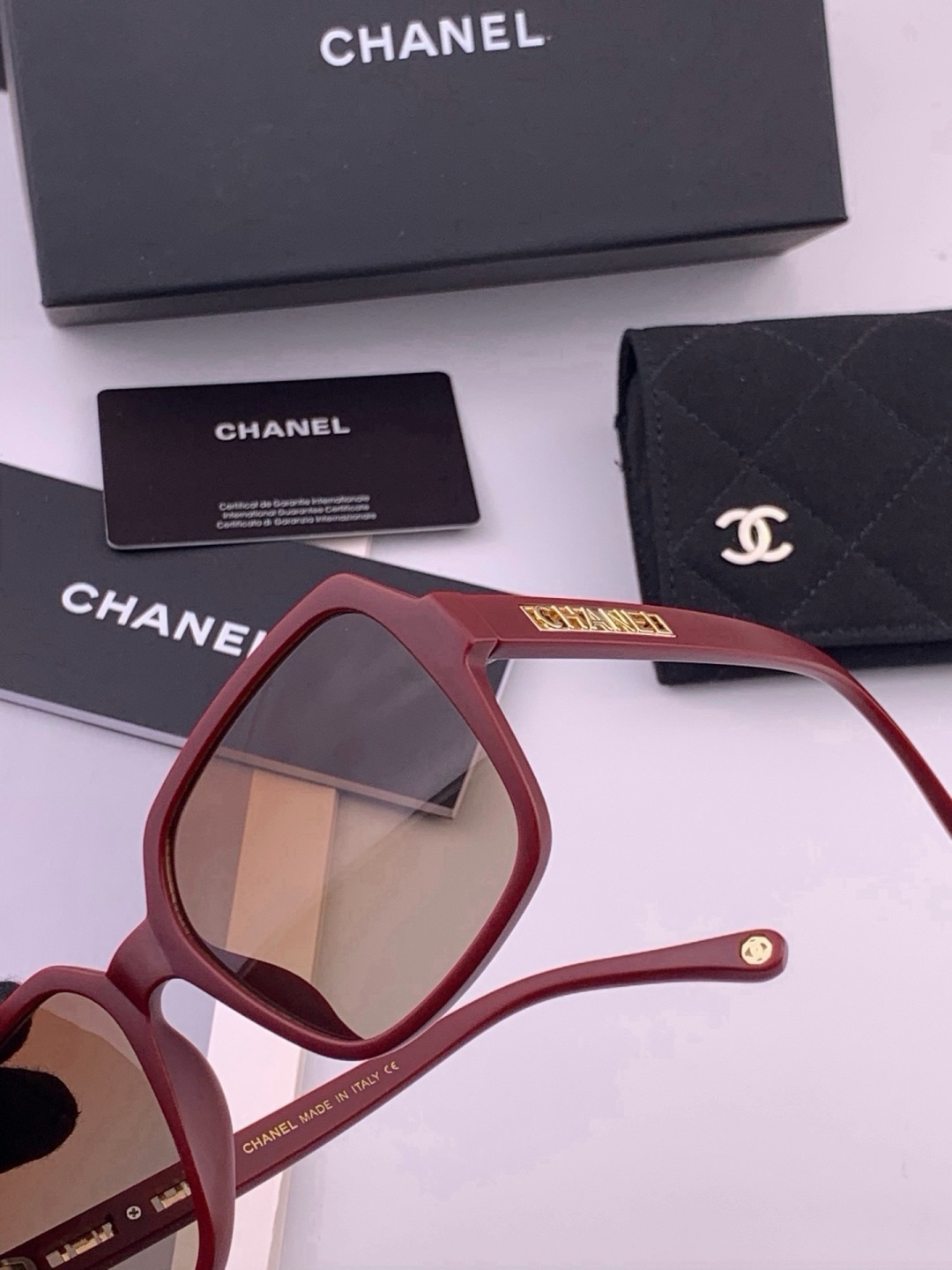 新品CHANEL 香奈儿太阳镜以独特魅力和前卫风格诠释春夏最新眼镜，质感超好佩带舒适 型号：CH27002