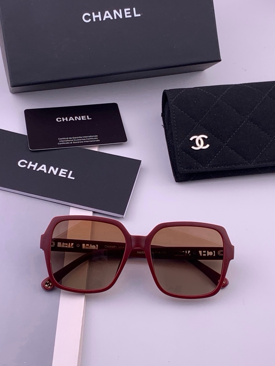 新品CHANEL 香奈儿太阳镜以独特魅力和前卫风格诠释春夏最新眼镜，质感超好佩带舒适 型号：CH27002