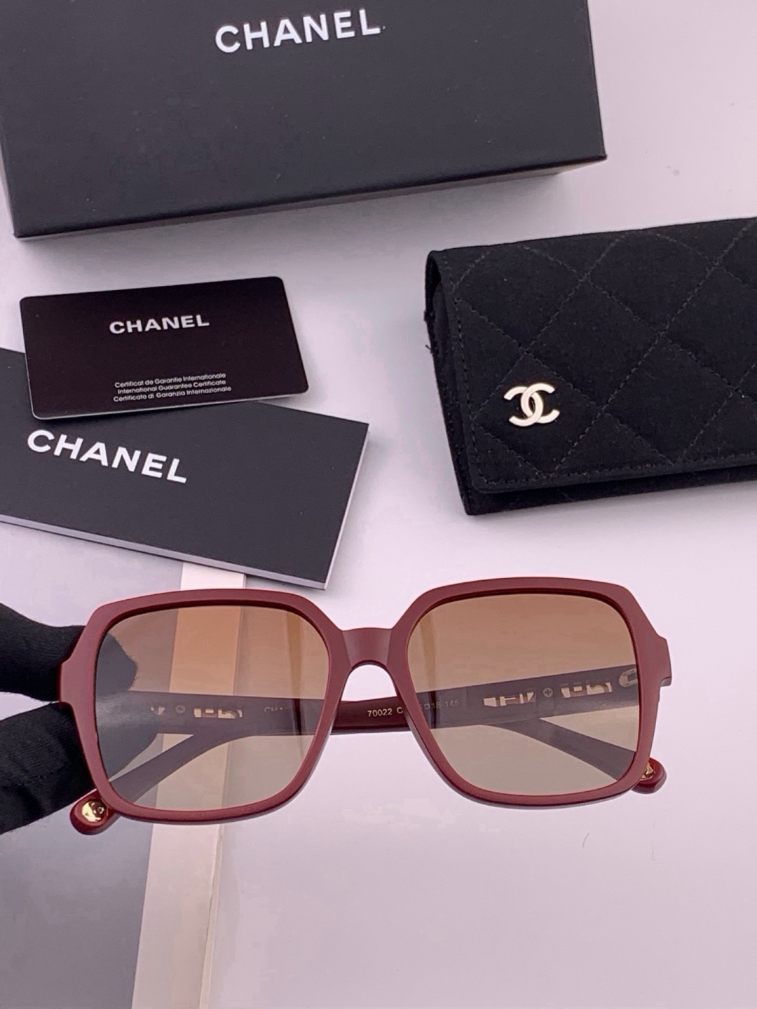 新品CHANEL 香奈儿太阳镜以独特魅力和前卫风格诠释春夏最新眼镜，质感超好佩带舒适 型号：CH27002
