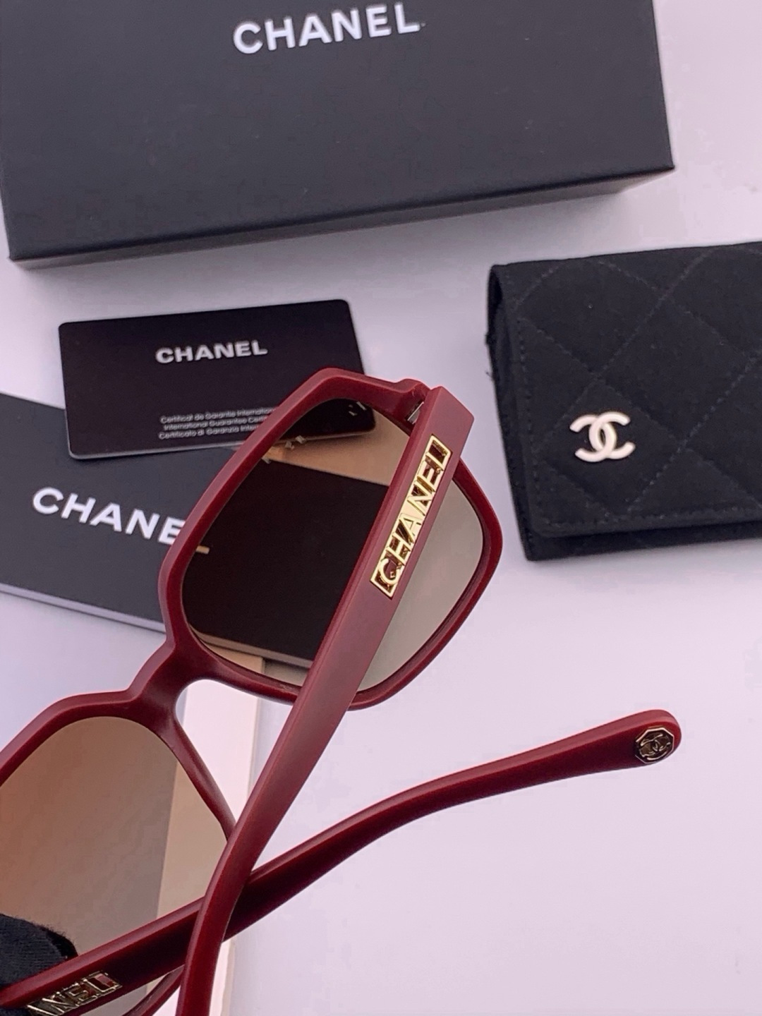 新品CHANEL 香奈儿太阳镜以独特魅力和前卫风格诠释春夏最新眼镜，质感超好佩带舒适 型号：CH27002