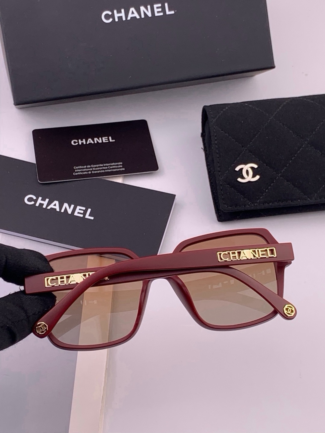 新品CHANEL 香奈儿太阳镜以独特魅力和前卫风格诠释春夏最新眼镜，质感超好佩带舒适 型号：CH27002