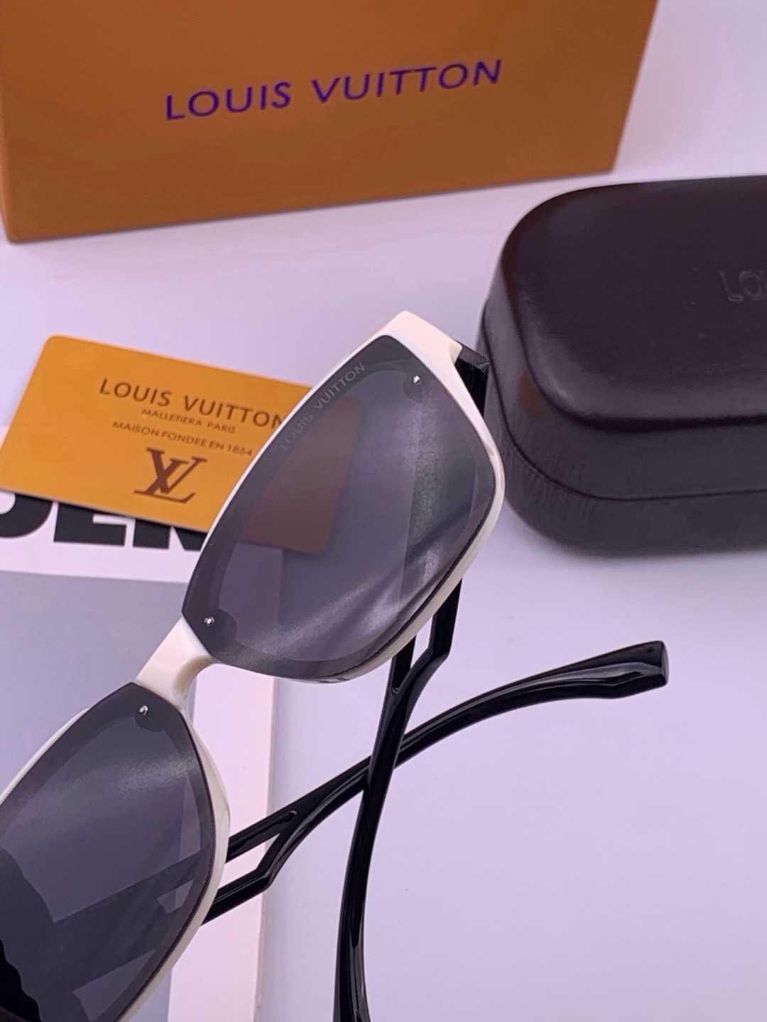 LV 开春新款  潮流爆款 时尚方框太阳镜 高品质 佩戴舒适 网红潮款墨镜 型号L7310