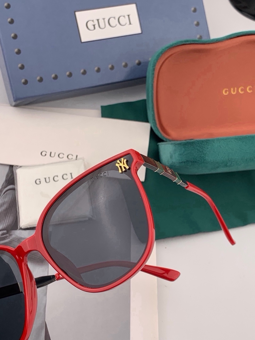 【TR偏光系列】 Gucci联名系列限量版 经典的圆框设计,不挑脸型,无论搭配大衣还是连衣裙都非常显气质 偏光镜片预防 【TR偏光系列】 Gucci联名系列限量版 经典的圆框设计,不挑脸型,无论搭配大衣还是连衣裙都非常显气质 偏光镜片预防