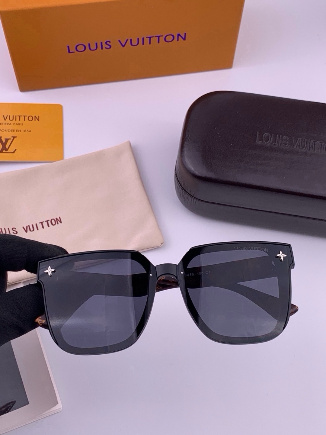LV 新款女士方框太阳眼镜 开车墨镜 新款太阳镜  时尚大方 舒适轻盈 精致奢华 超轻 型号：L1132