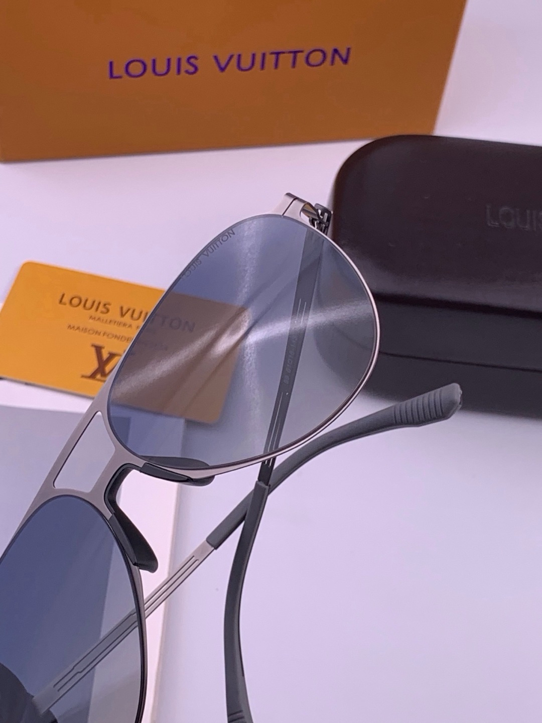 ♦️LV 新款男女情侣款太阳镜多边形墨镜iP电镀永不褪色 超轻超有弹性整幅眼镜无螺丝重要的是压不坏 高清尼龙镜片、精湛的