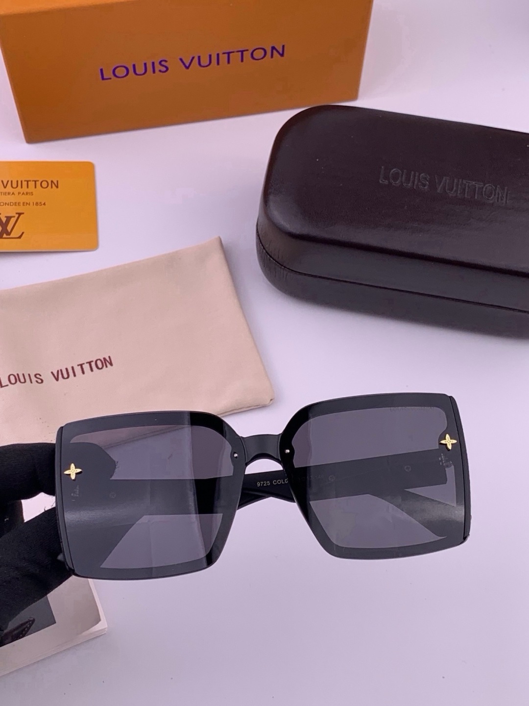 LV 太阳镜潮品官网模特同款 [玫瑰][玫瑰]四叶草🍀精致个性设计简约时尚 高品质值得拥有绝对潮爆整个夏季 新款L597