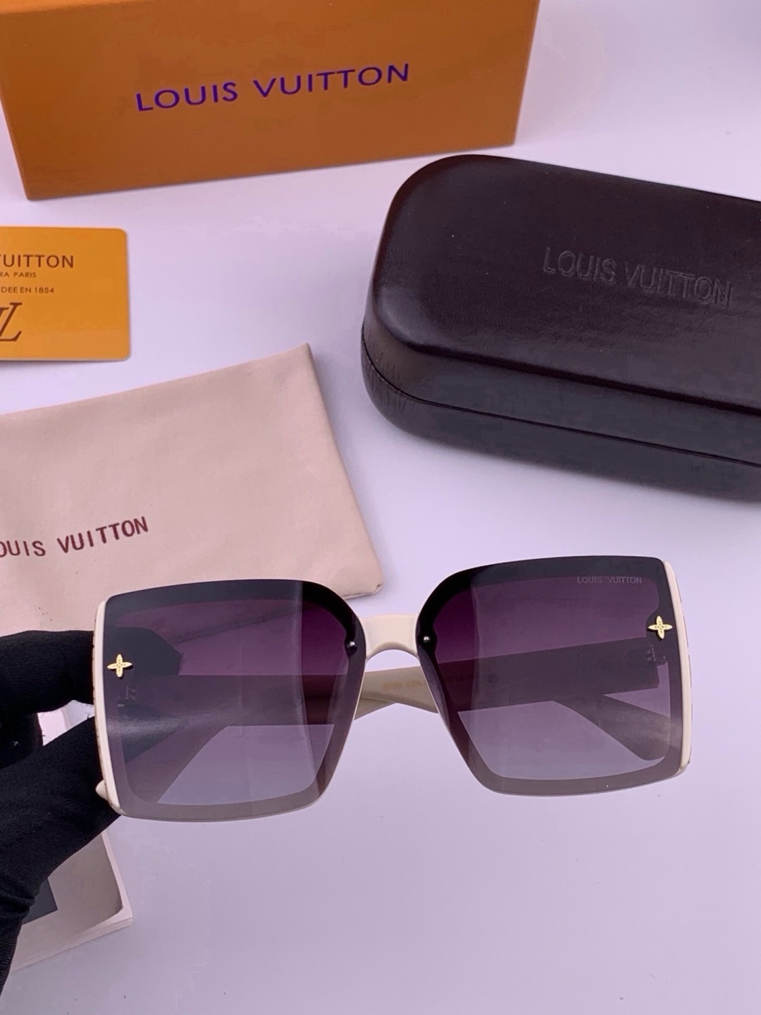 LV 太阳镜潮品官网模特同款 [玫瑰][玫瑰]四叶草🍀精致个性设计简约时尚 高品质值得拥有绝对潮爆整个夏季 新款L597