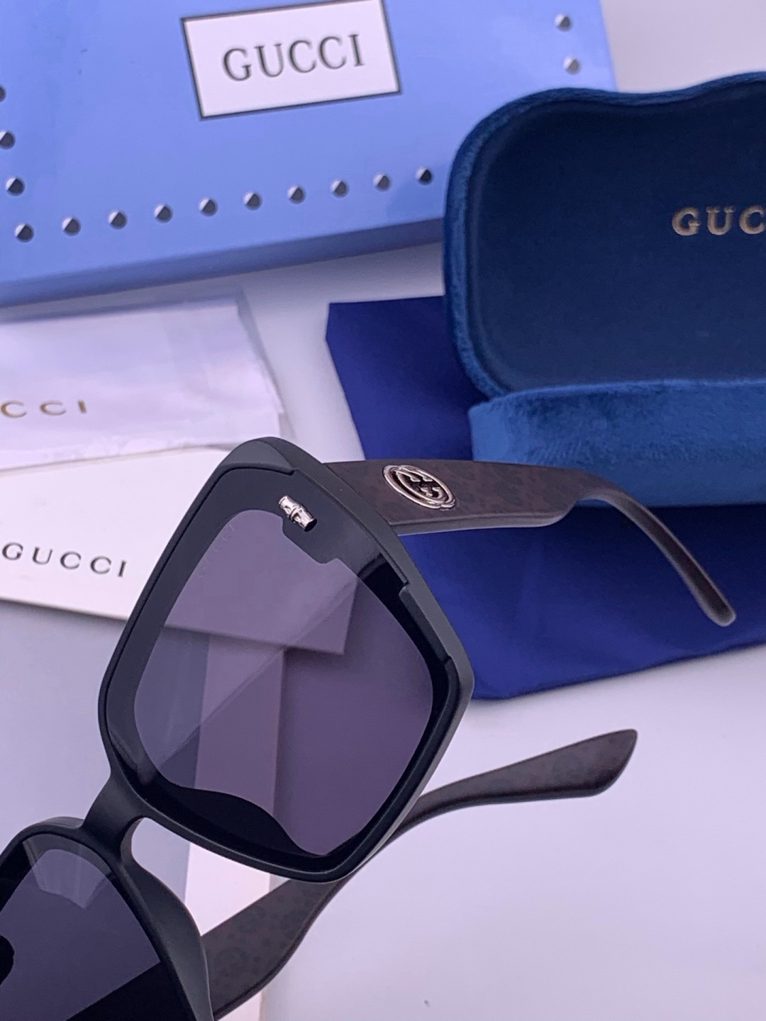 🔺 【GUCCI-尼龙偏光太阳镜】开春新款 潮流爆款 时尚方框连体偏光太阳镜 高品质 佩戴舒适 网红潮款墨镜 女士高清尼