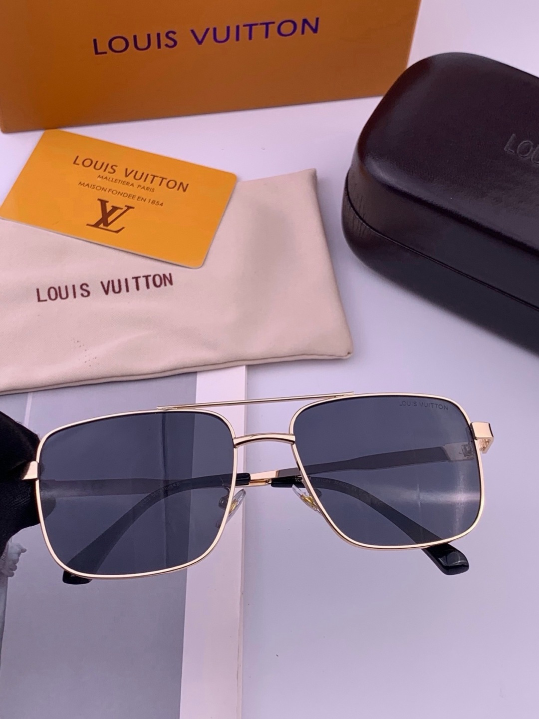 LV🔥高品质男女款”太阳镜🔥 开车钓鱼都可🔥百搭显瘦墨镜韩版男士飞行员大框司机开车防紫外线太阳镜，型号：L3905