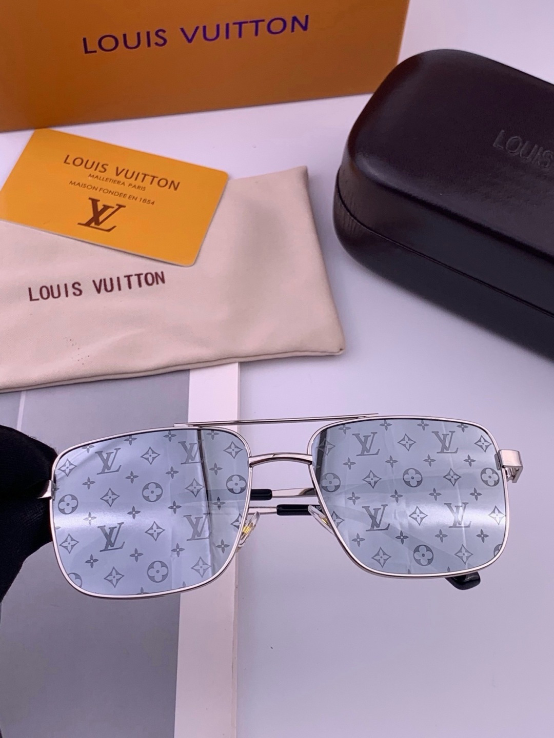 LV🔥高品质男女款”太阳镜🔥 开车钓鱼都可🔥百搭显瘦墨镜韩版男士飞行员大框司机开车防紫外线太阳镜，型号：L3905