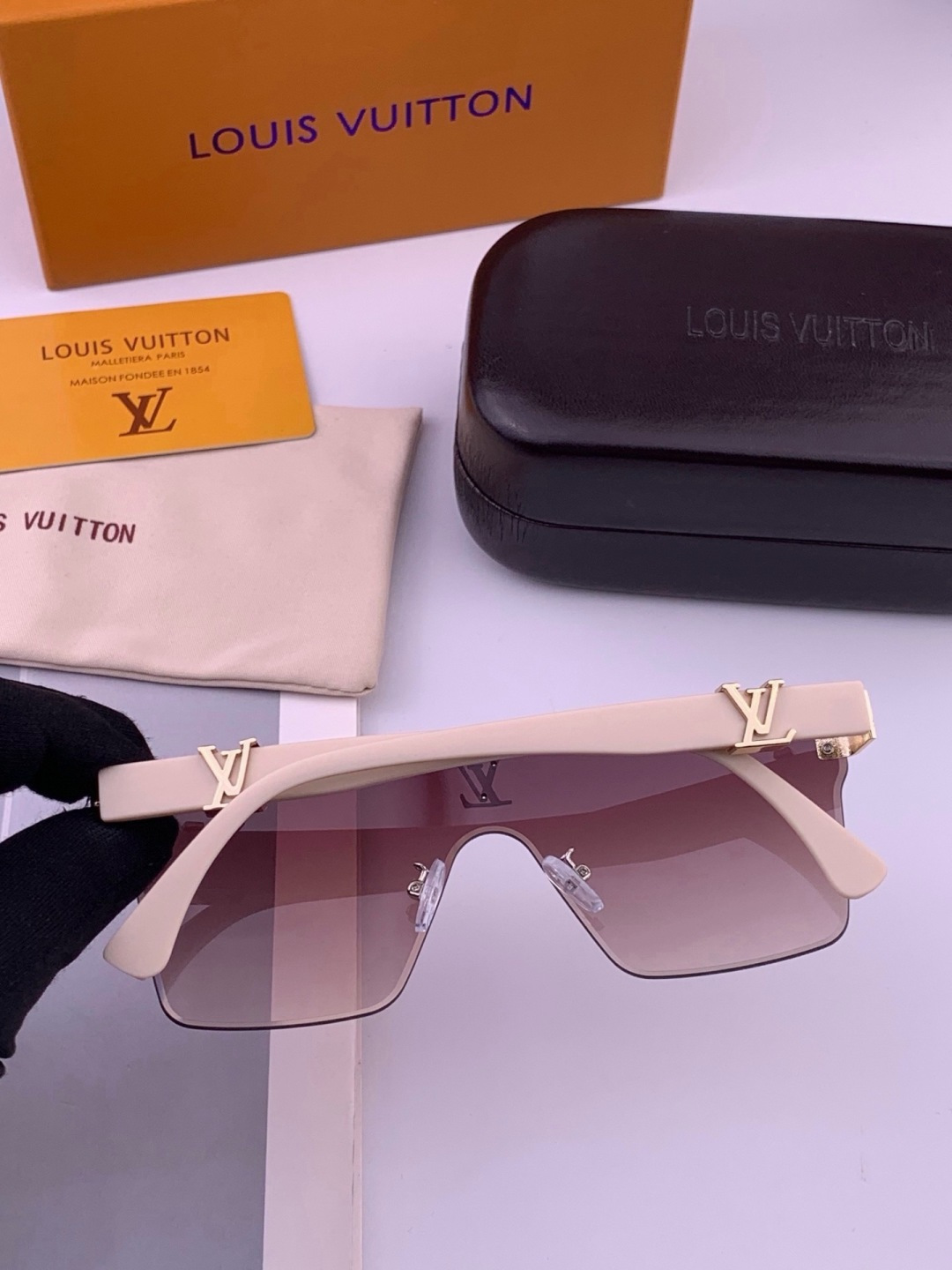 🔺LV🔻早春新款，众多明星同款[色]LV‼️‼️新款大框墨镜 ，🌈🌈宝丽来超清太阳镜🔝🔝型号：L36000