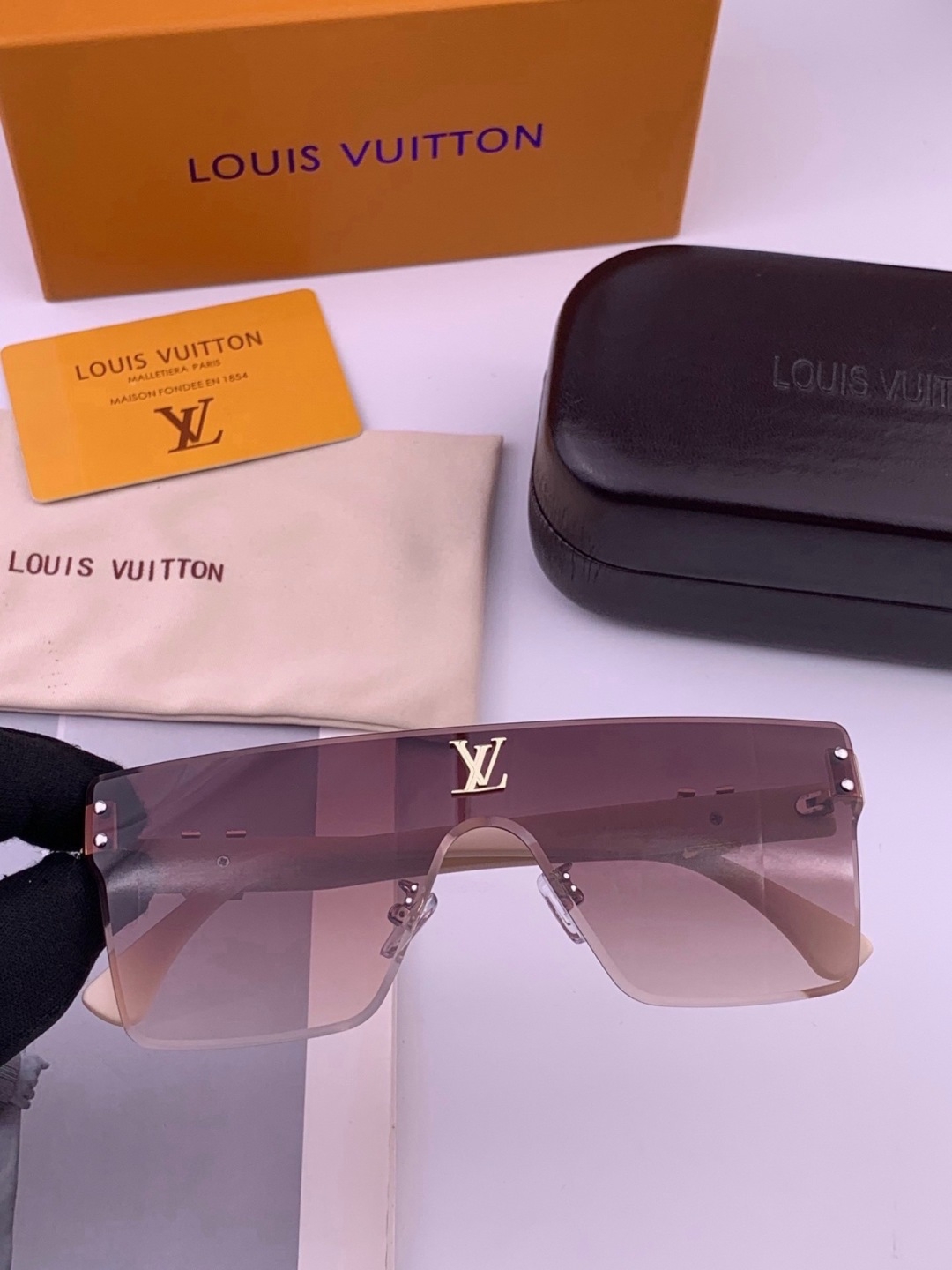 🔺LV🔻早春新款，众多明星同款[色]LV‼️‼️新款大框墨镜 ，🌈🌈宝丽来超清太阳镜🔝🔝型号：L36000