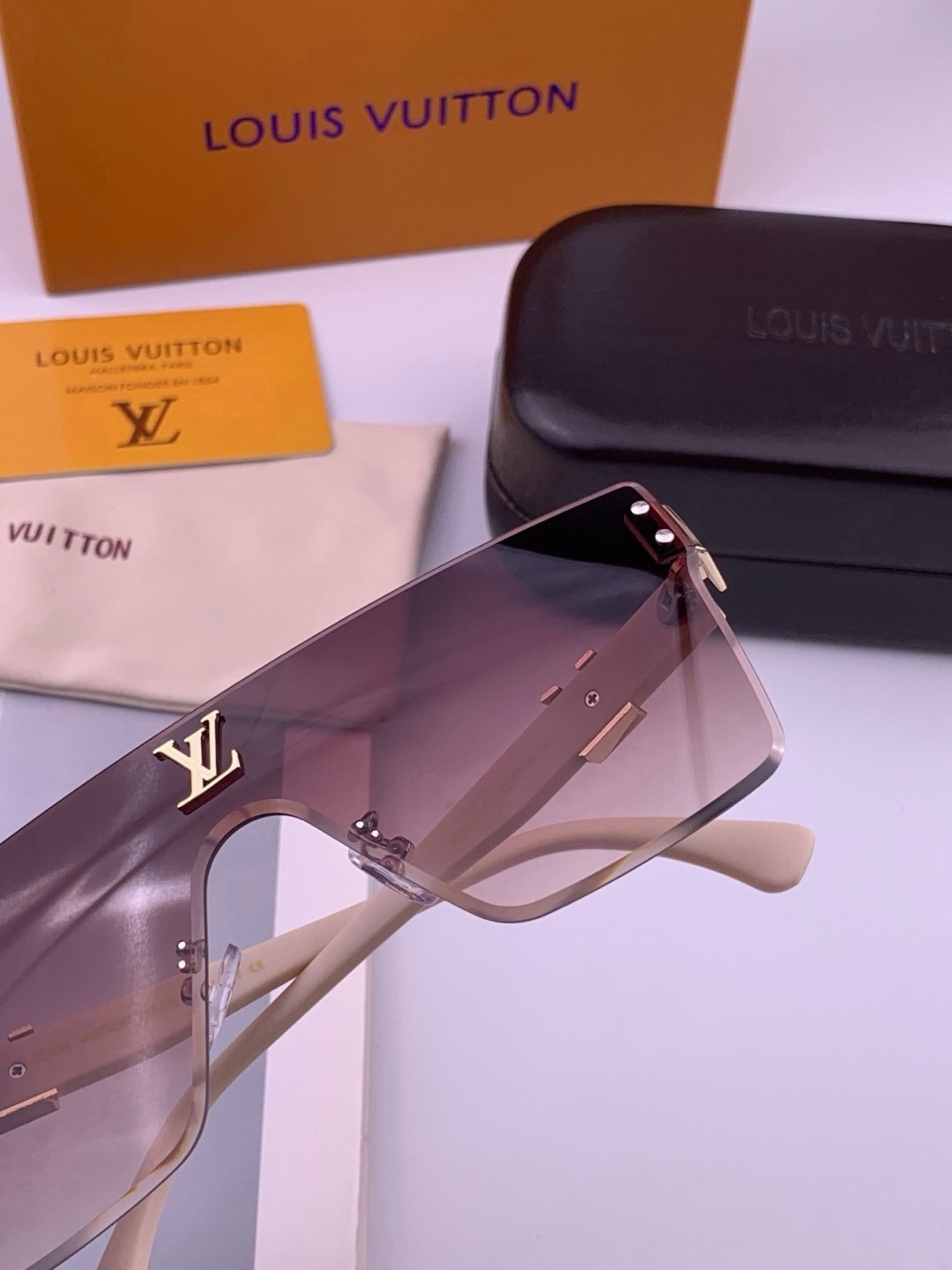 🔺LV🔻早春新款，众多明星同款[色]LV‼️‼️新款大框墨镜 ，🌈🌈宝丽来超清太阳镜🔝🔝型号：L36000