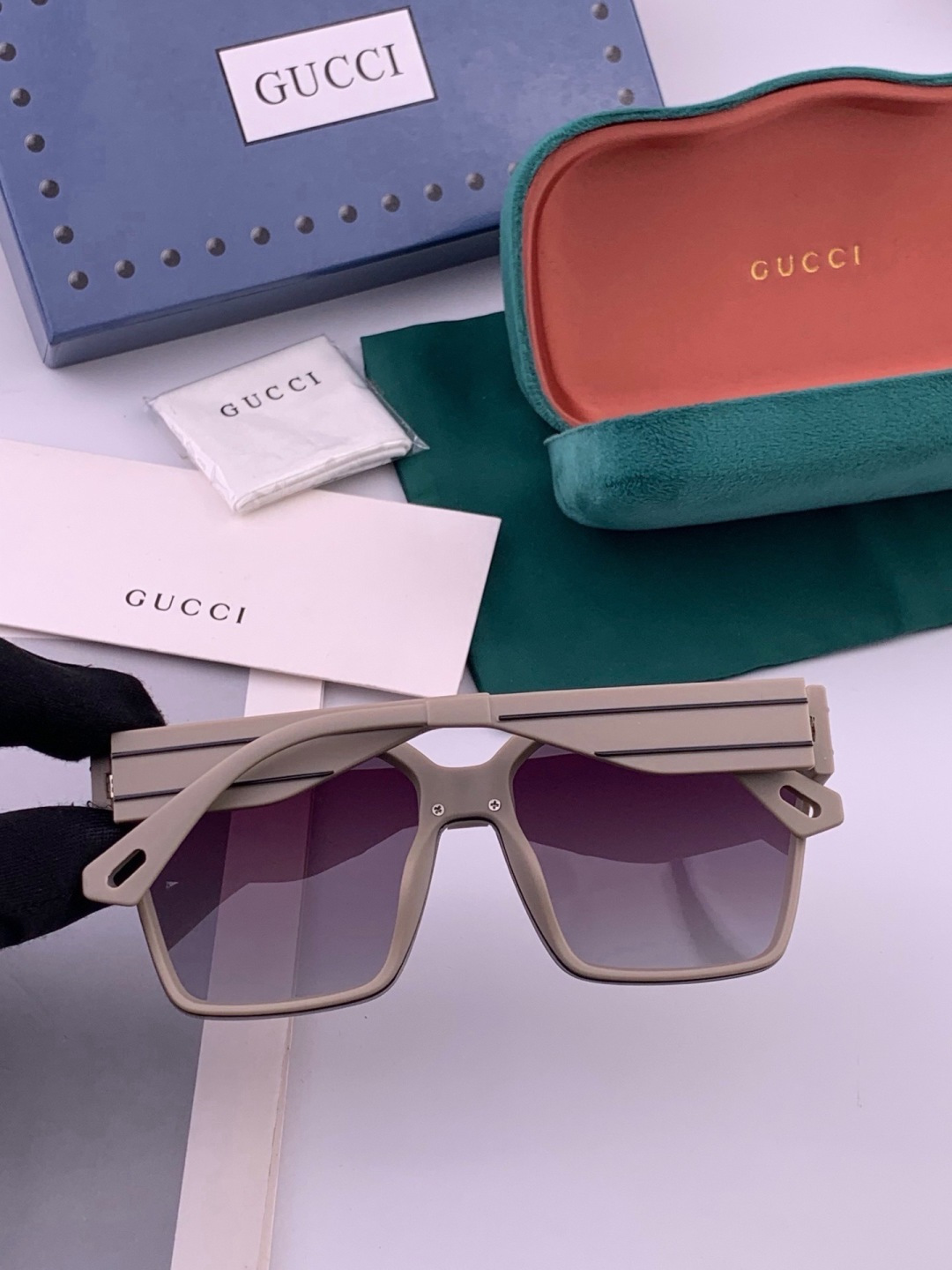 GUCCI 开春新款 最新款方框太阳镜 各路网红纷纷带起气场满分‼️ 俏皮甜美.上脸效果更佳.金属质感超好 型号：G72