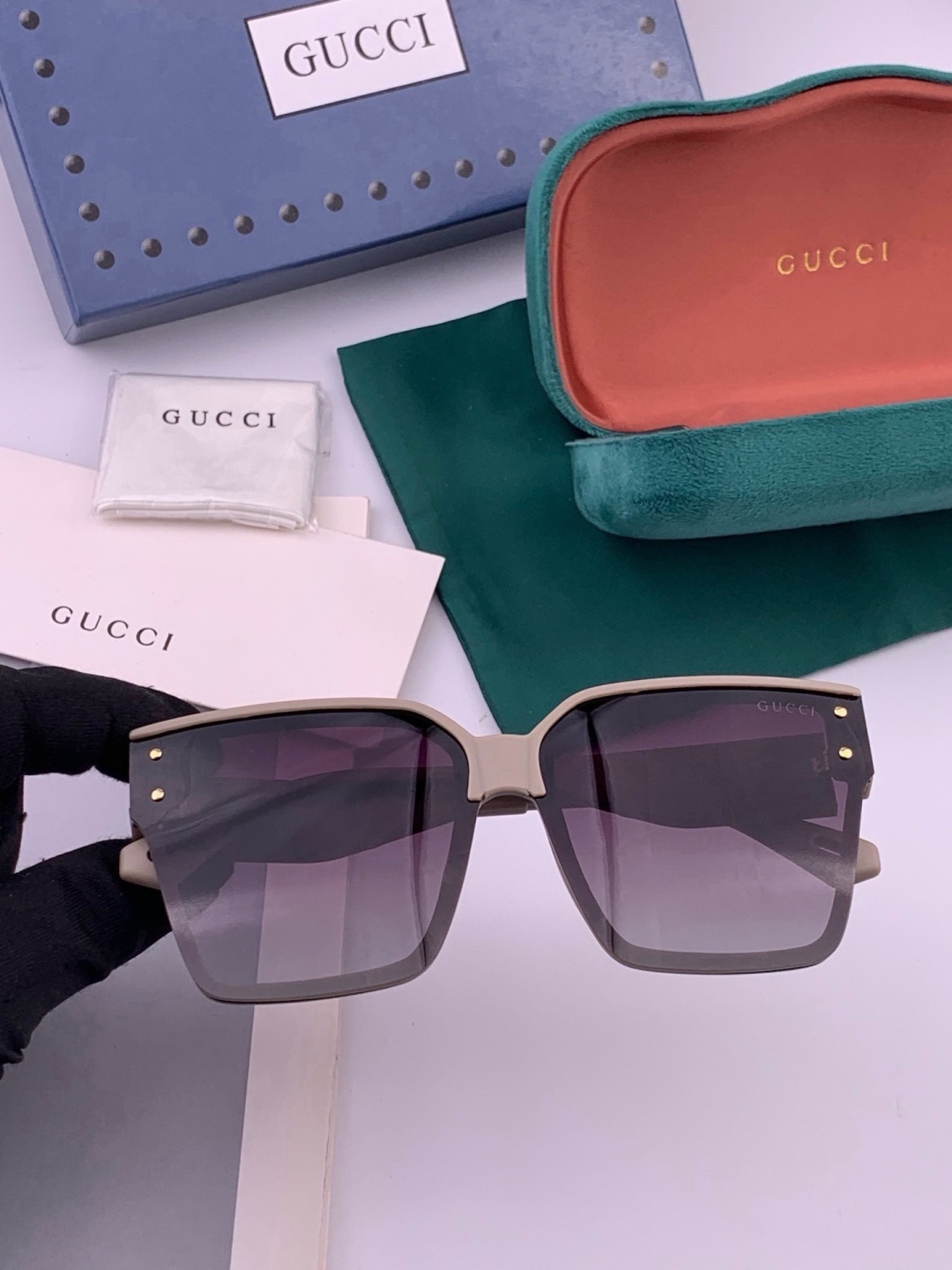 GUCCI 开春新款 最新款方框太阳镜 各路网红纷纷带起气场满分‼️ 俏皮甜美.上脸效果更佳.金属质感超好 型号：G72