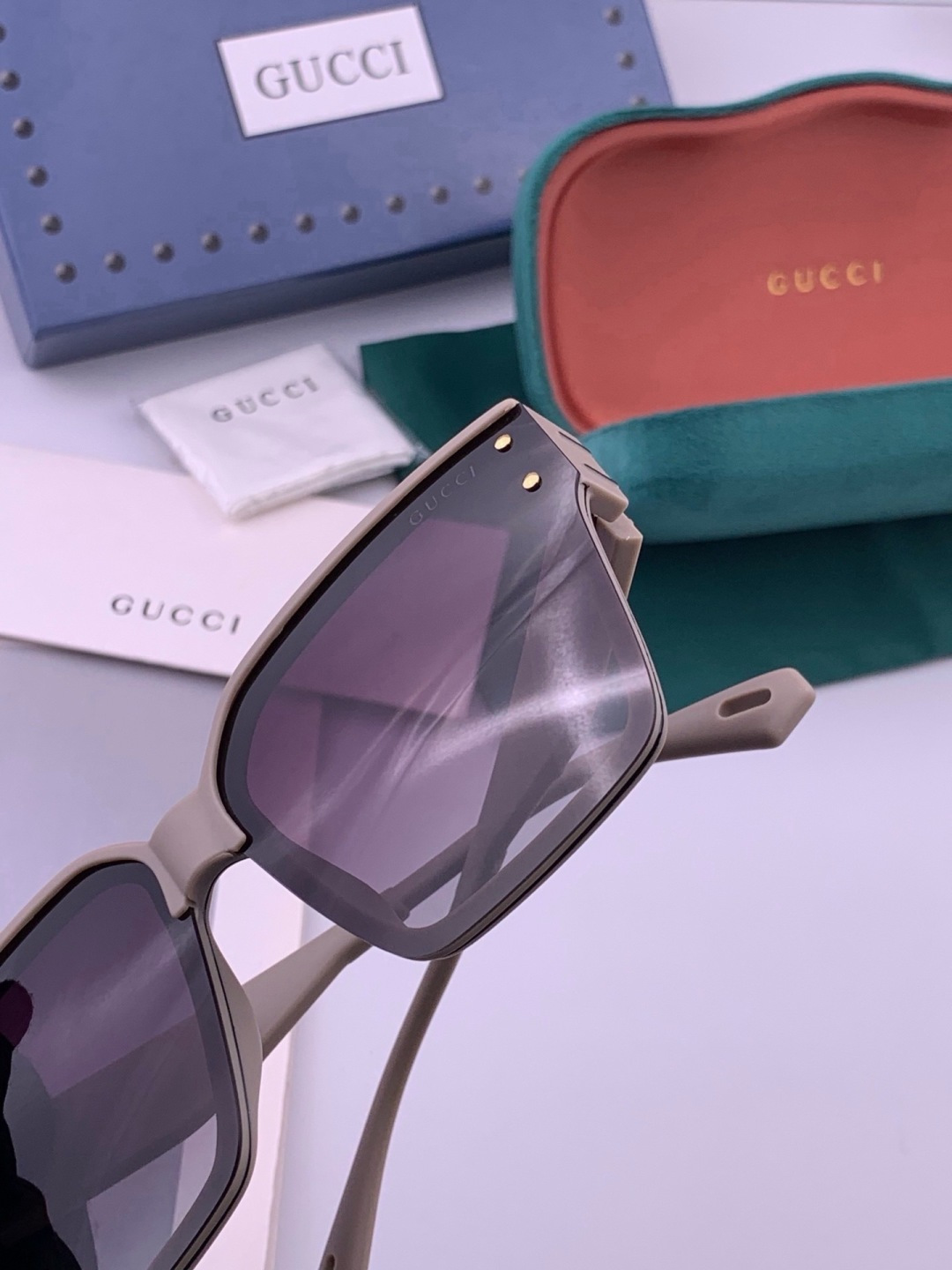 GUCCI 开春新款 最新款方框太阳镜 各路网红纷纷带起气场满分‼️ 俏皮甜美.上脸效果更佳.金属质感超好 型号：G72