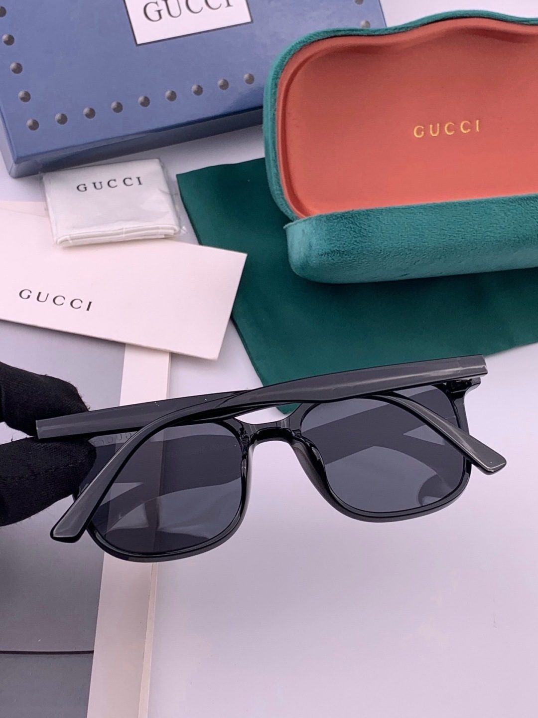 Gucci   情侣款 经典的方框设计，不挑脸型，无论搭配大衣还是连衣裙都非常显气质高清偏光镜片预防紫外线 型号：G62