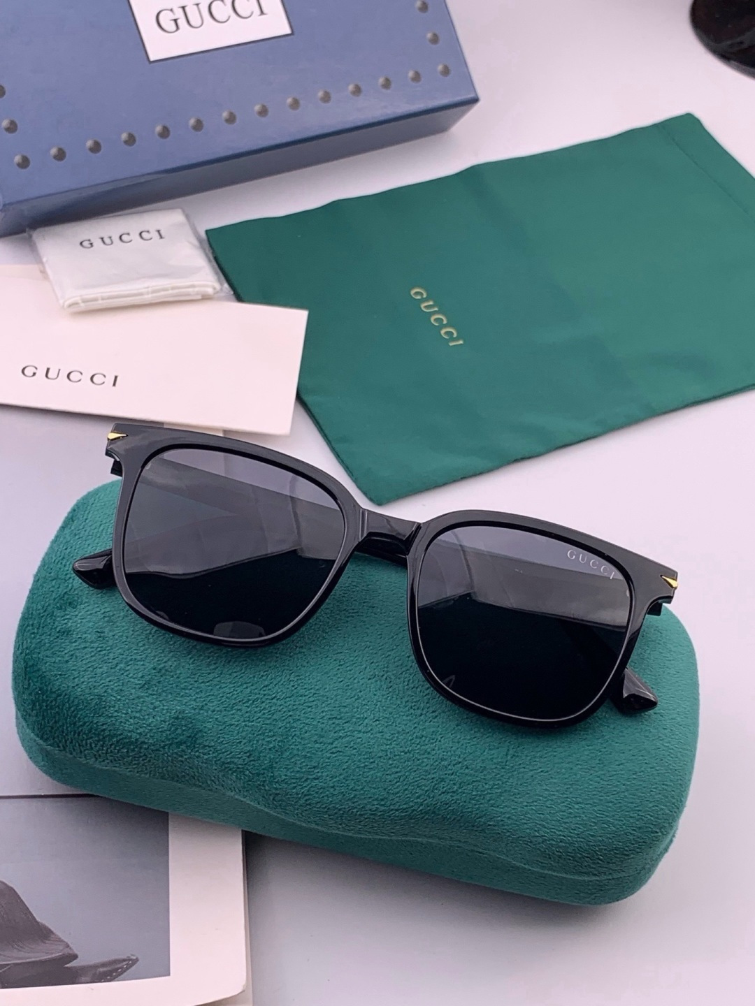 Gucci   情侣款 经典的方框设计，不挑脸型，无论搭配大衣还是连衣裙都非常显气质高清偏光镜片预防紫外线 型号：G62