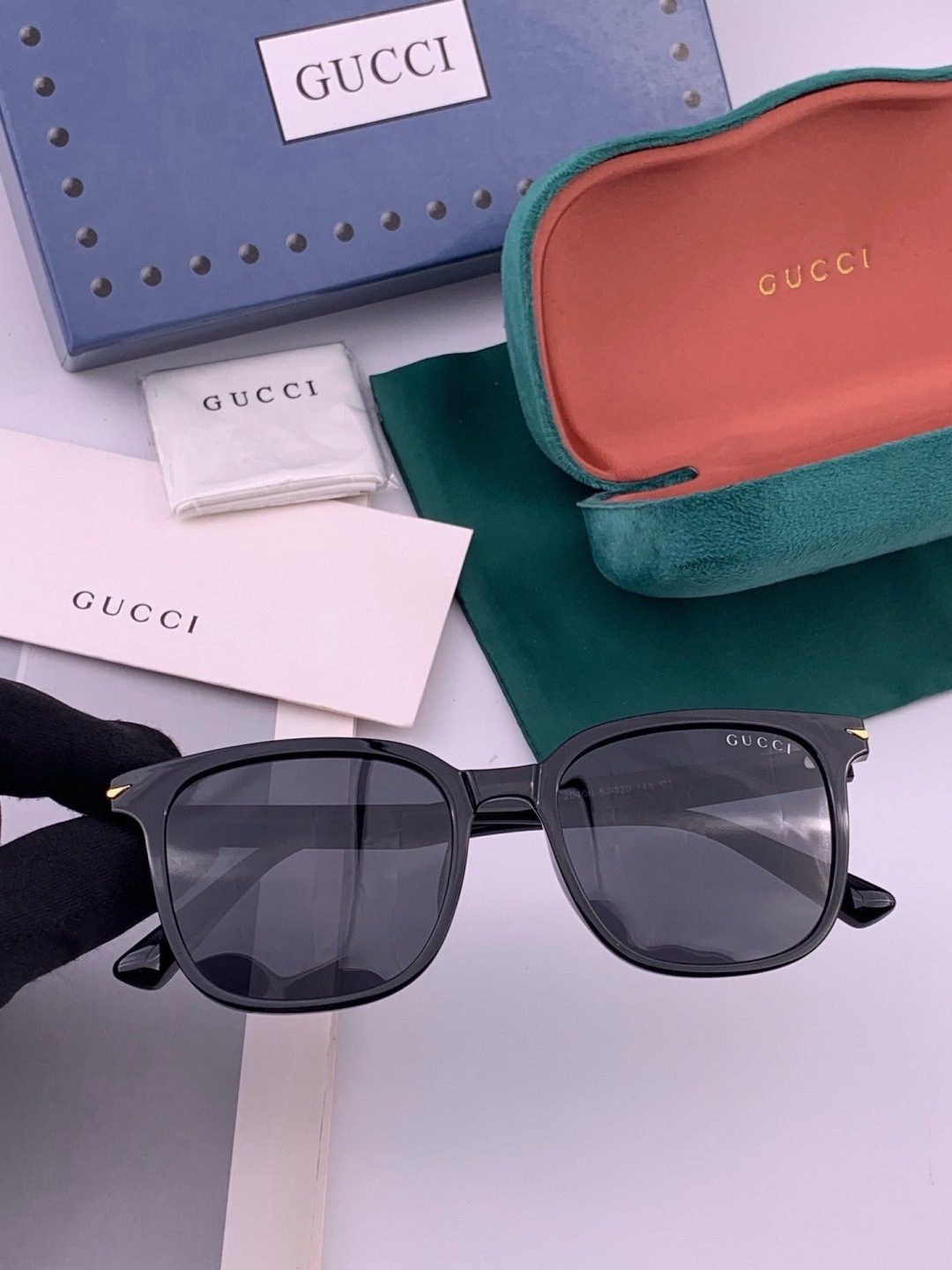 Gucci   情侣款 经典的方框设计，不挑脸型，无论搭配大衣还是连衣裙都非常显气质高清偏光镜片预防紫外线 型号：G62