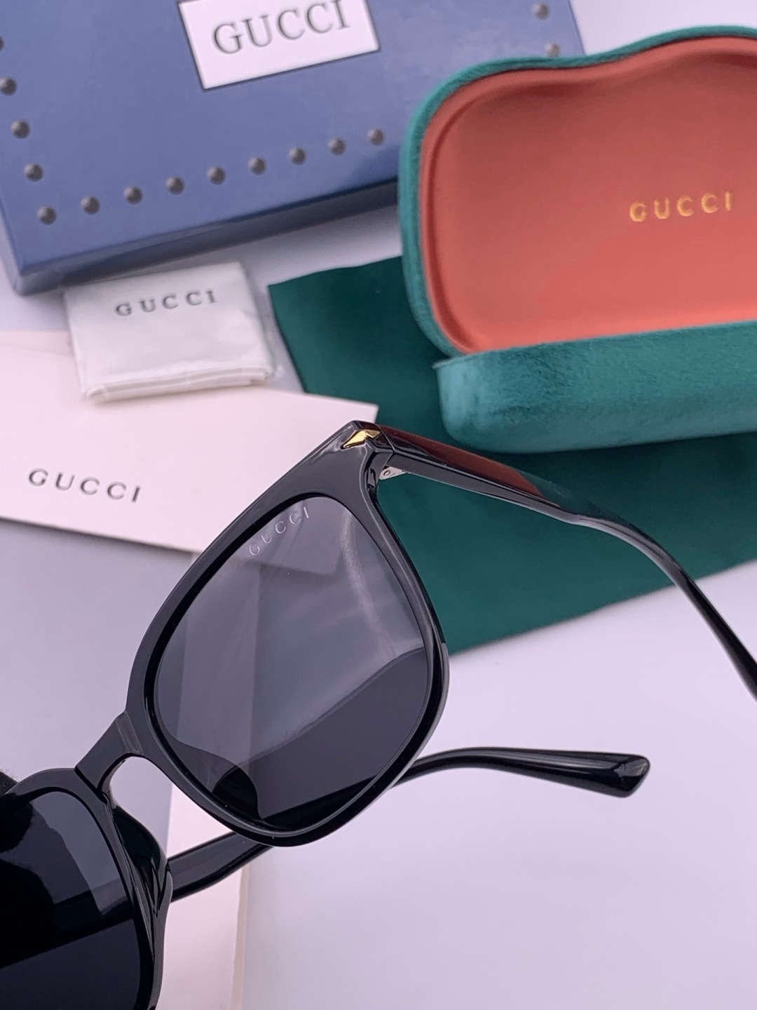 Gucci   情侣款 经典的方框设计，不挑脸型，无论搭配大衣还是连衣裙都非常显气质高清偏光镜片预防紫外线 型号：G62