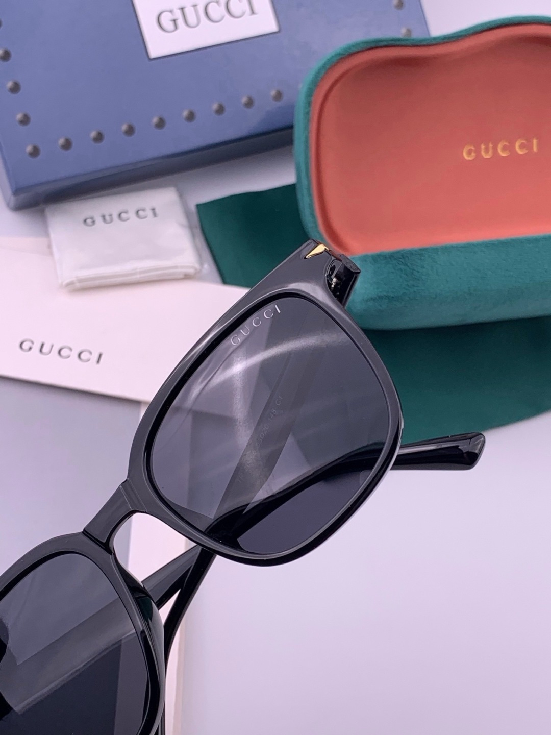 Gucci   情侣款 经典的方框设计，不挑脸型，无论搭配大衣还是连衣裙都非常显气质高清偏光镜片预防紫外线 型号：G62