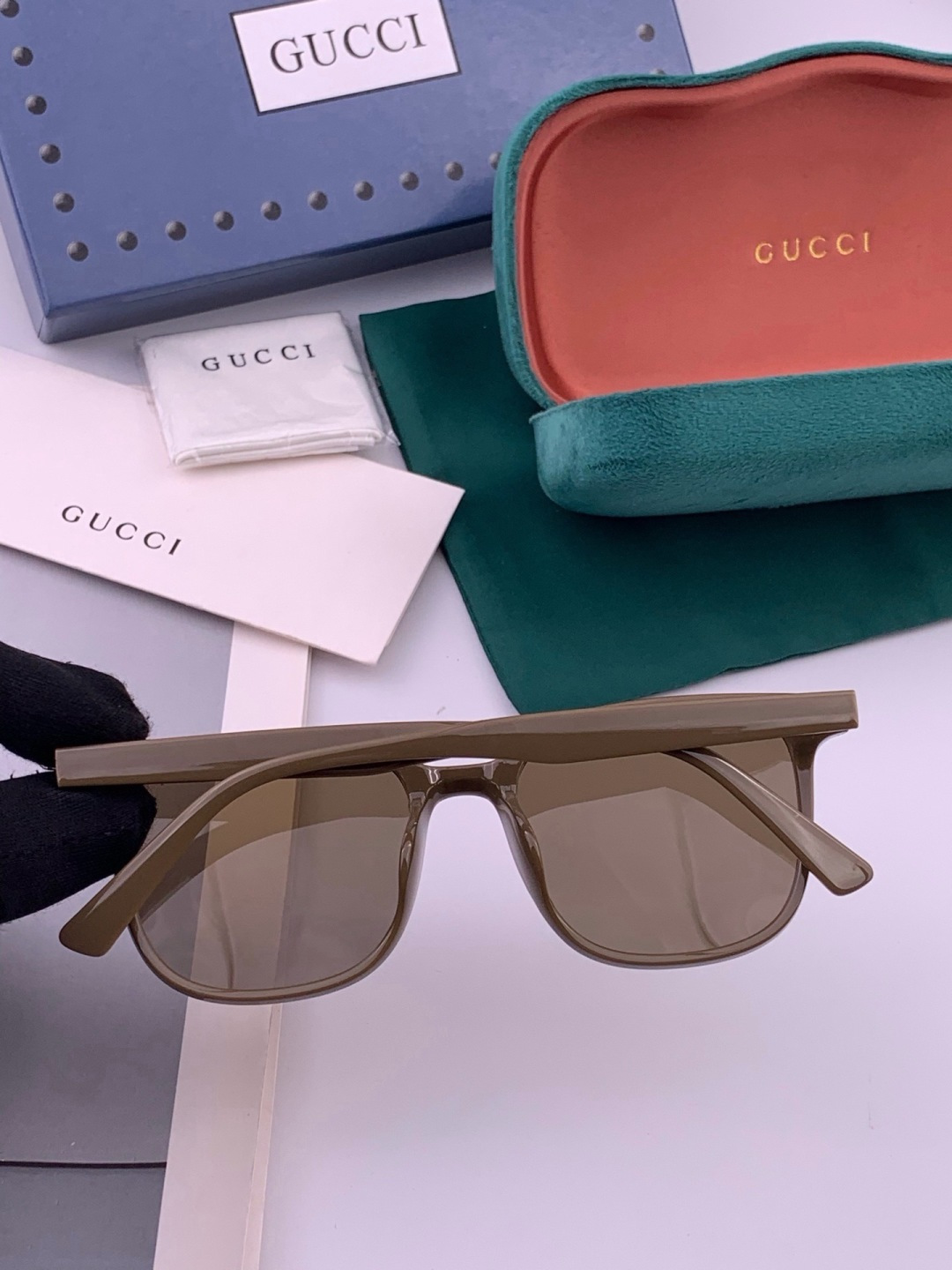 Gucci   情侣款 经典的方框设计，不挑脸型，无论搭配大衣还是连衣裙都非常显气质高清偏光镜片预防紫外线 型号：G62
