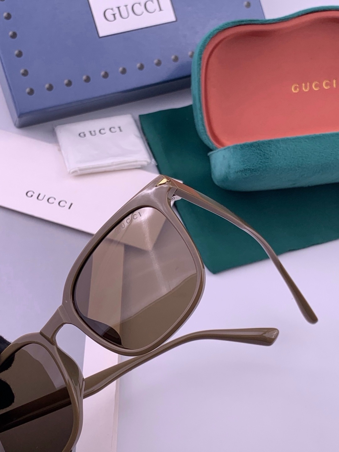 Gucci   情侣款 经典的方框设计，不挑脸型，无论搭配大衣还是连衣裙都非常显气质高清偏光镜片预防紫外线 型号：G62