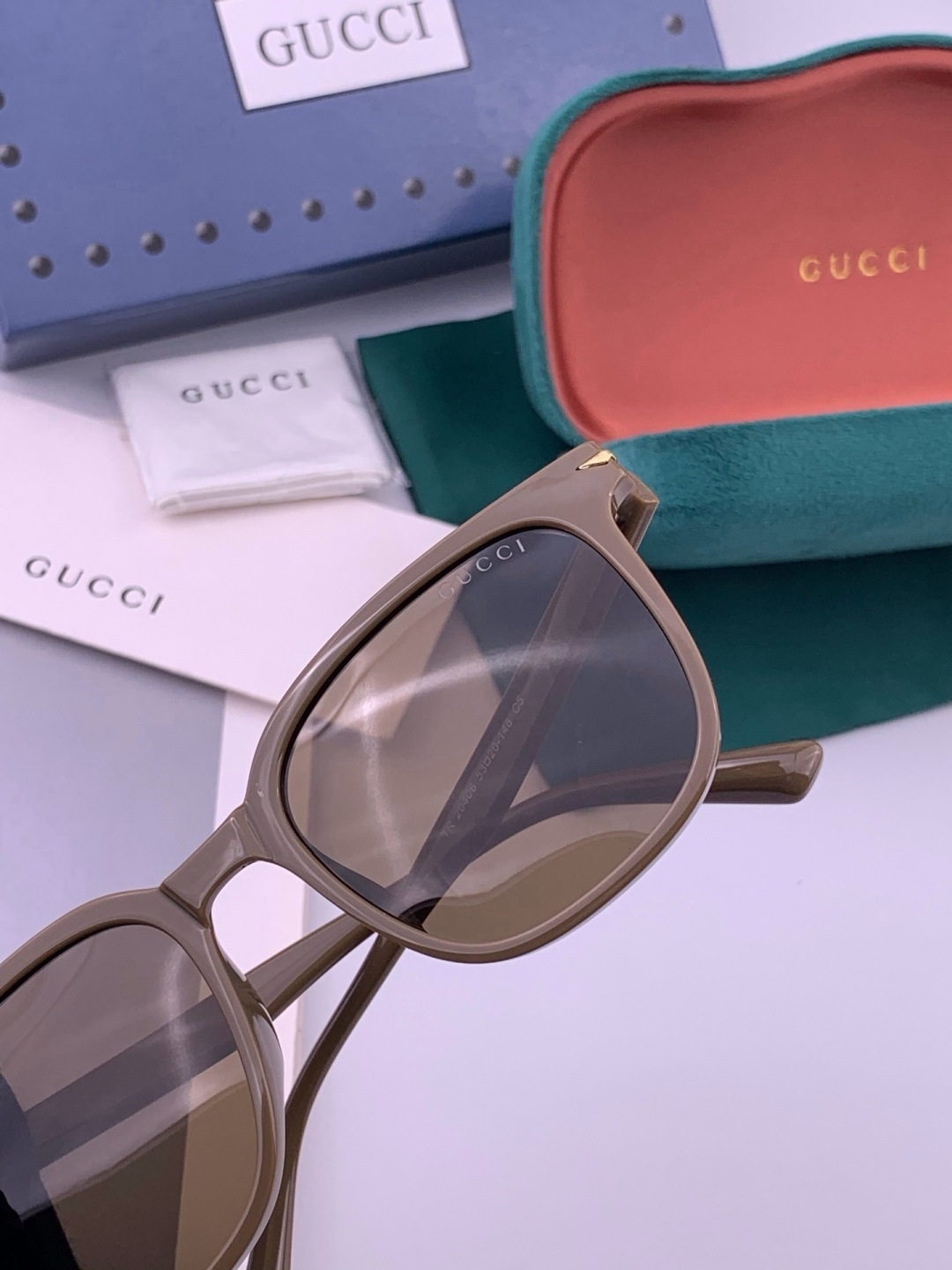 Gucci   情侣款 经典的方框设计，不挑脸型，无论搭配大衣还是连衣裙都非常显气质高清偏光镜片预防紫外线 型号：G62